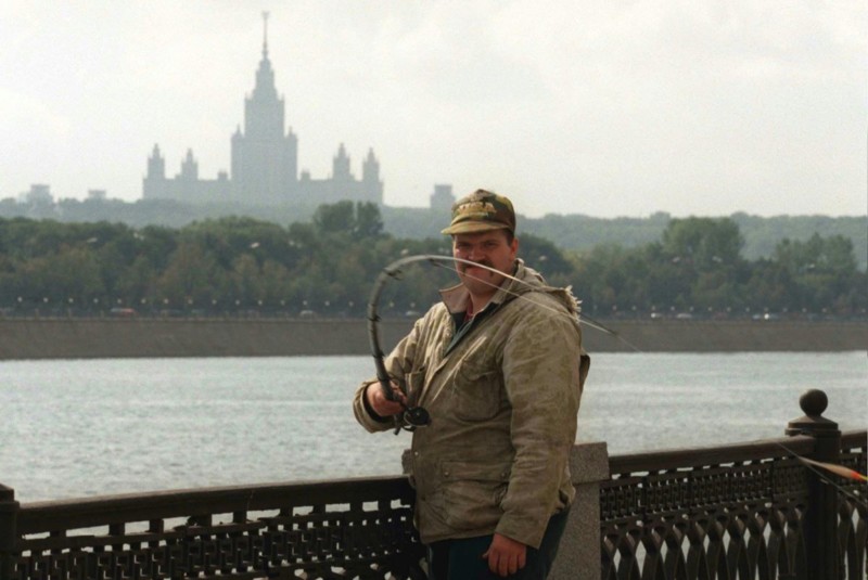 Мужчина ловит рыбу в Москве-реке, сентябрь 1996 года.