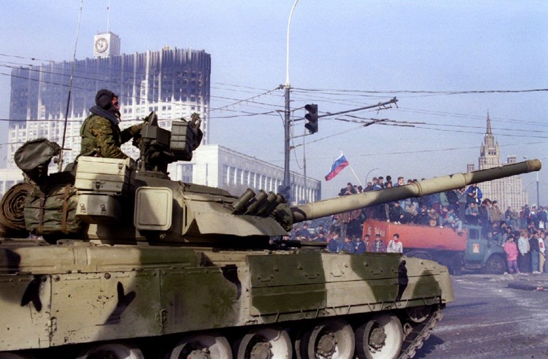 Российский танк покидает пост перед Белым домом, 5 октября 1993 года.