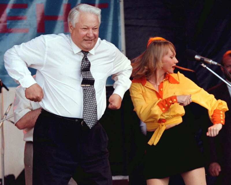 Борис Ельцин танцует на сцене во время концерта в Ростове, июнь 1996 года.