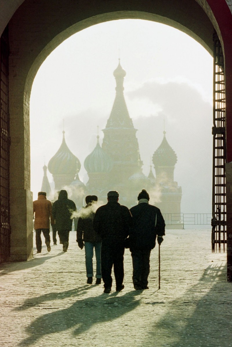 Туристы проходят через ворота, чтобы посмотреть на храм Василия Блаженного, 3 февраля 1999 года.