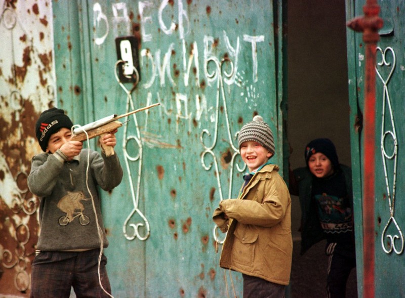 Дети играют на улицах Грозного, август 1999 года.