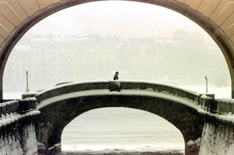 Мужчина пересекает мост в центре Санкт-Петербурга, апрель 1998 года.