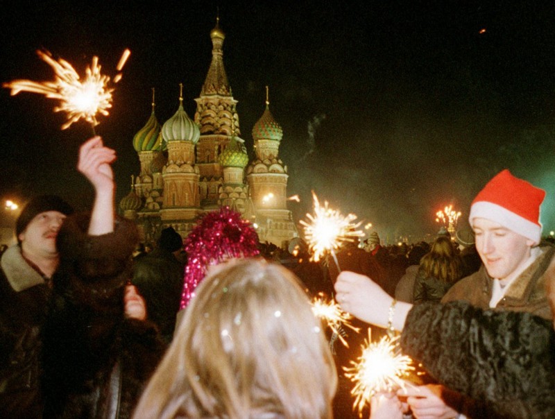 Москвичи отмечают Новый год на Красной площади, утро 1 января 1999 года.