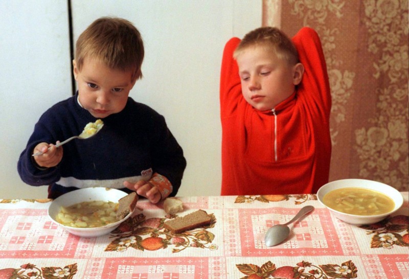 Мальчики обедают в приюте при церкви Святой Троицы, город Вязьма — за 250 километров от Москвы, май 1996 года.