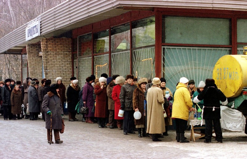 Длинная очередь за молоком, ноябрь 1998 года.