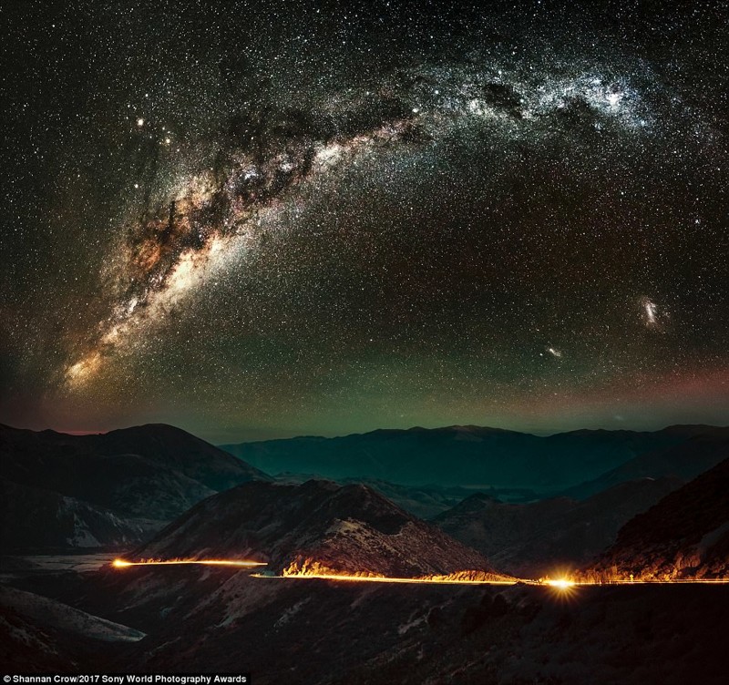 Звезды Млечного пути освещают небо над главным шоссе через Южные Альпы на новозеландском острове Южный