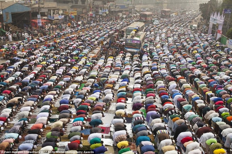 Мусульманские паломники в Бангладеш совершают пятничную молитву
