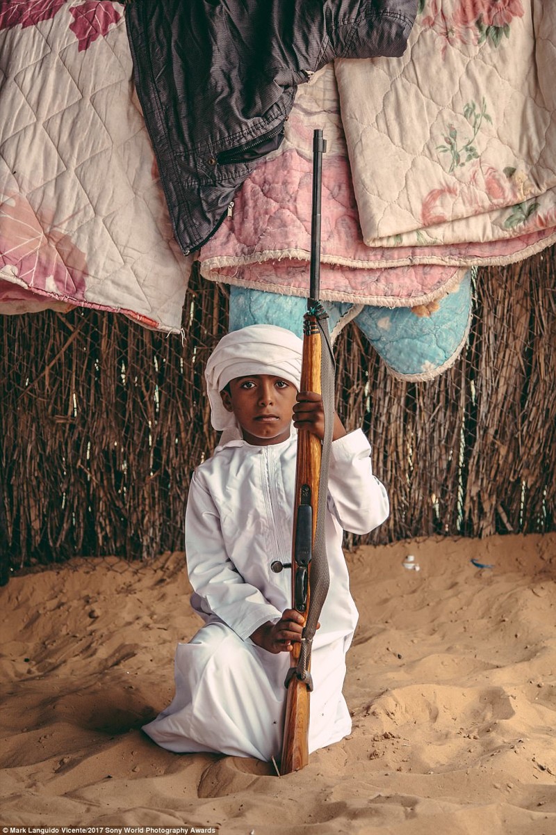Бедуинский мальчик в Омане позирует с винтовкой своего отца