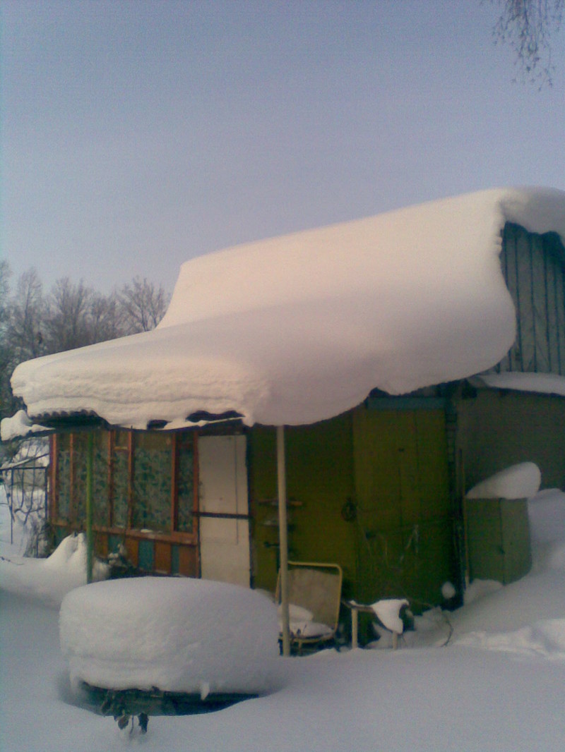 Дачный домик. Снега - мне по пояс (при моем росте 186 см)