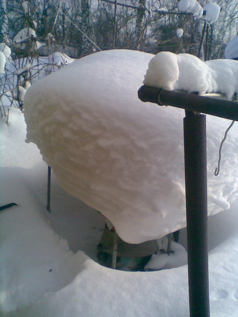 Шапка снега на столике - сантиметров 60-70...