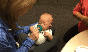 13. Наш глухой 4-месячный сын после врачебной помощи впервые реагирует на звуки