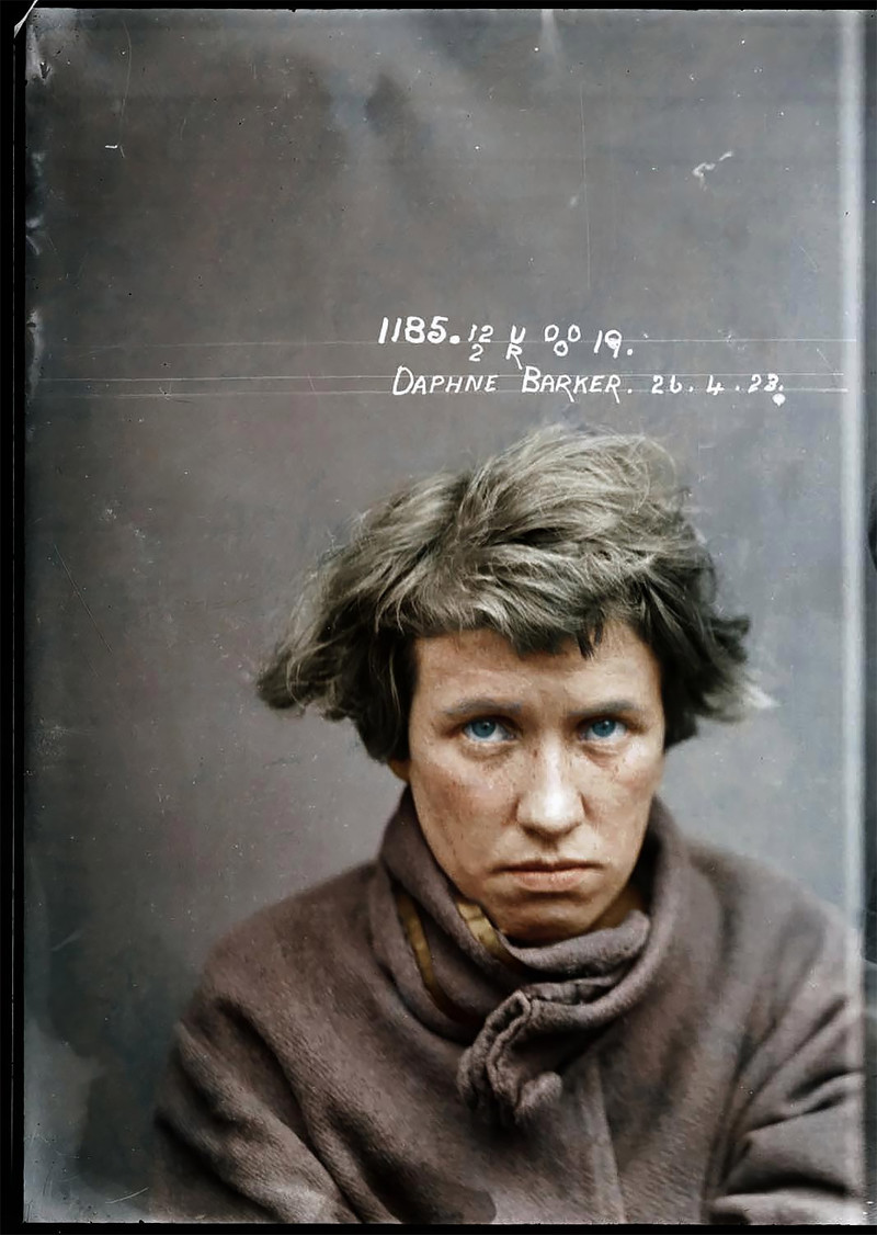 Дафна Баркер, 26 апреля 1923 года, вероятно, на Центральном вокзале в отделении полиции, Сидней. Подробности неизвестны