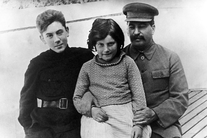 Сталин со Светланой и Василием.