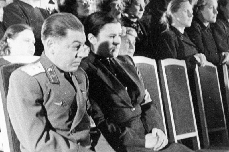 Василий с супругой Екатериной Тимошенко на церемонии прощания с И. В. Сталиным.