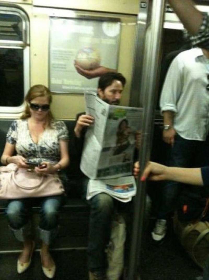 Киану Ривз можно часто встретить в метро с газетой 