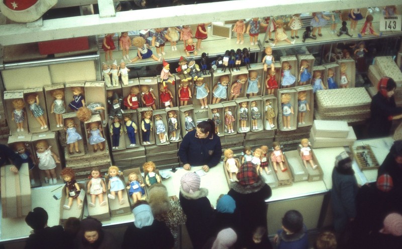 В магазине игрушек, 1970-е годы.