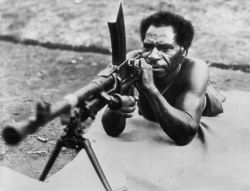Представитель коренного населения на учебных стрельбах из британского пулемета "Брен" в тренировочном лагере, Австралия, 15 июля 1943 года.