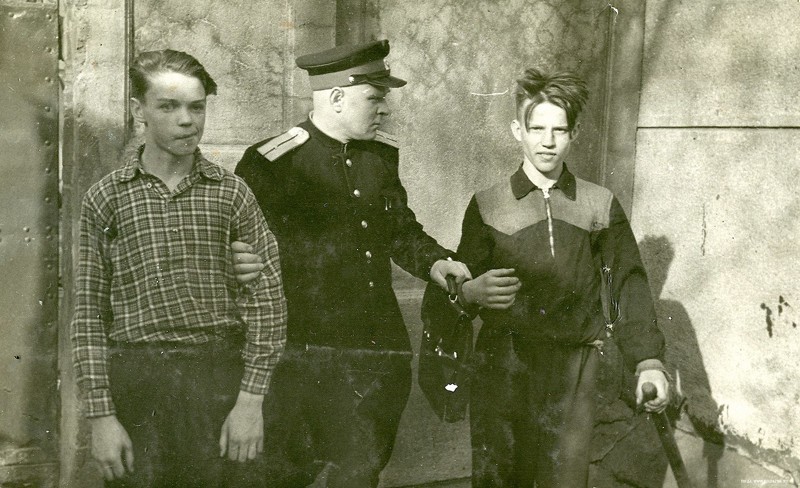 Хулиганы и милиционер, СССР, 1950-е годы.