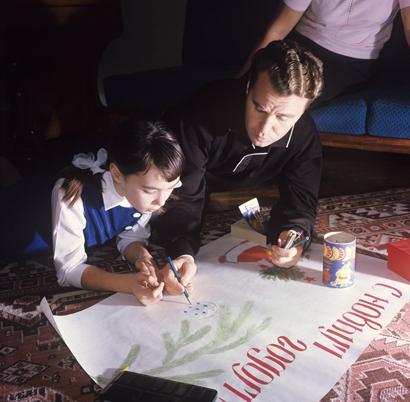 Летчик-космонавт СССР, дважды Герой Советского Союза, полковник Владимир Александрович Шаталов рисует с дочерью Леной школьную стенгазету, 1969 год.
