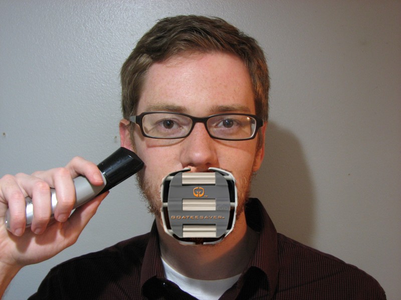 2. GoateeSaver - устройство поможет обзавестись идеальной козлиной бородкой. Выглядит как странный намордник  