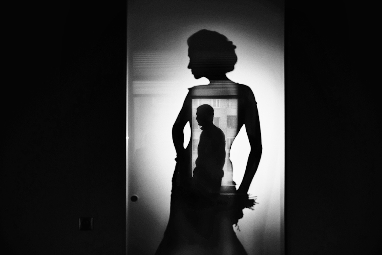 Человек в зеркале души. Фотосессия с тенями. Человек в зеркале. Отражение в зеркале. Женщина отражение мужчины.