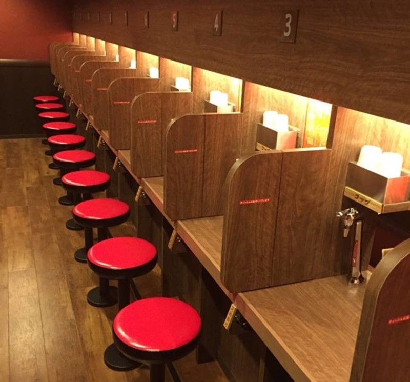 2. Японская сеть ресторанов для интровертов появилась после того, как владелец обедал со своими неряшливыми подругами, которые не прикрывали рот во время еды
