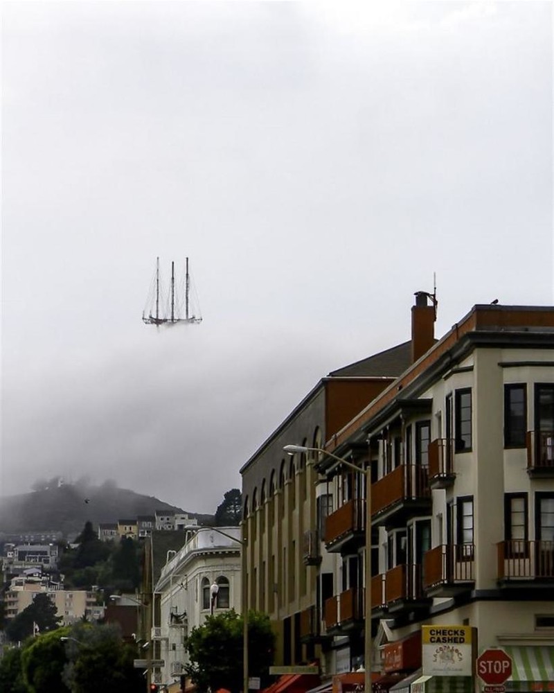 Башня Sutro в Сан-Франциско выглядит как верхушка «Летучего голландца»