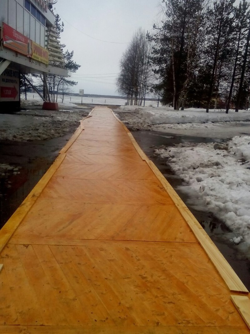 В Архангельске разбитый асфальт застелили паркетом