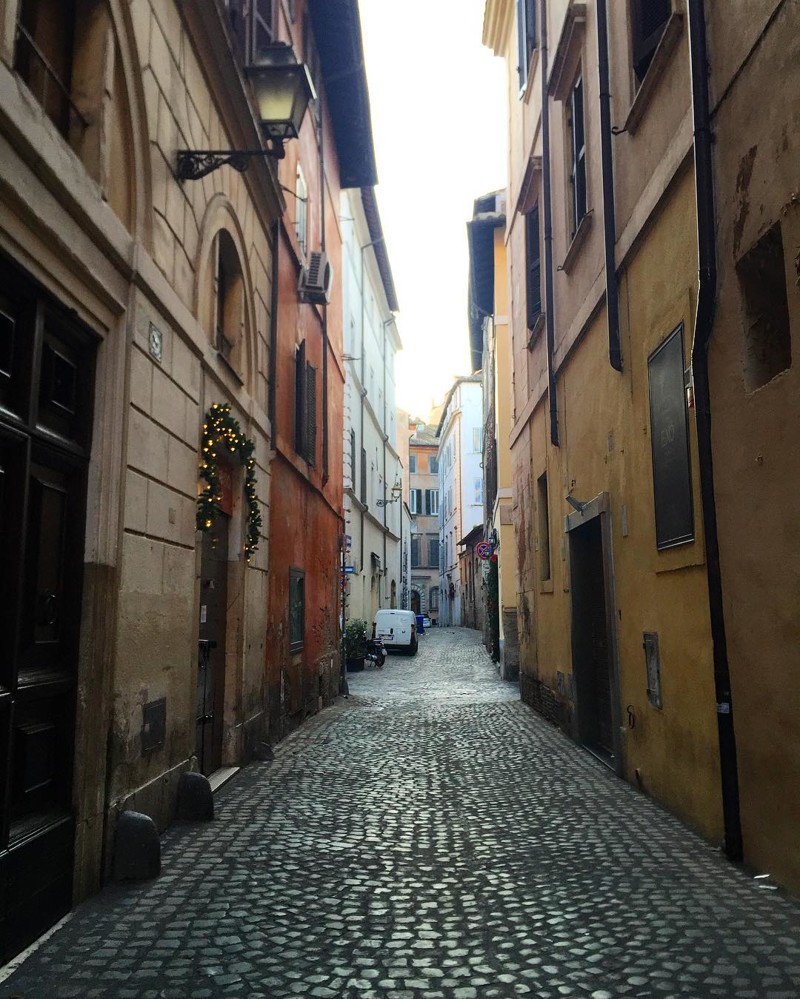 Оживлённая улочка в Риме