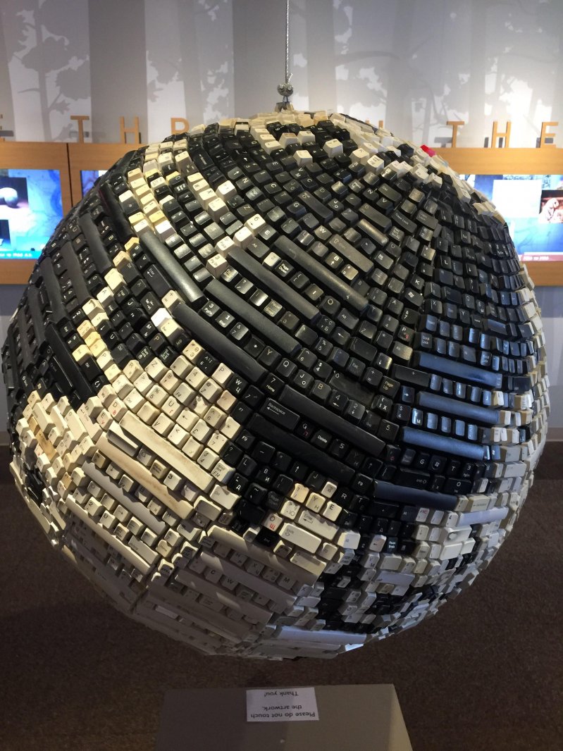 Глобус Земли на выставке 