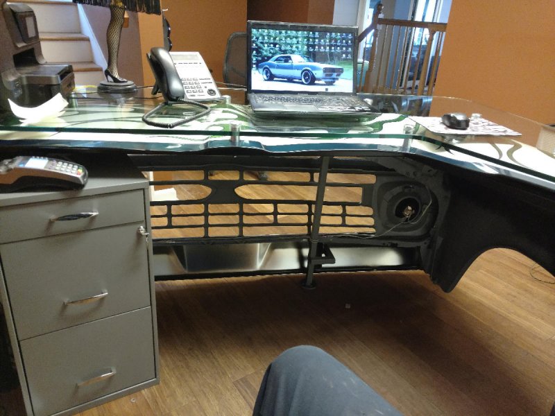 Крутой стол для офиса из старенького пикапа