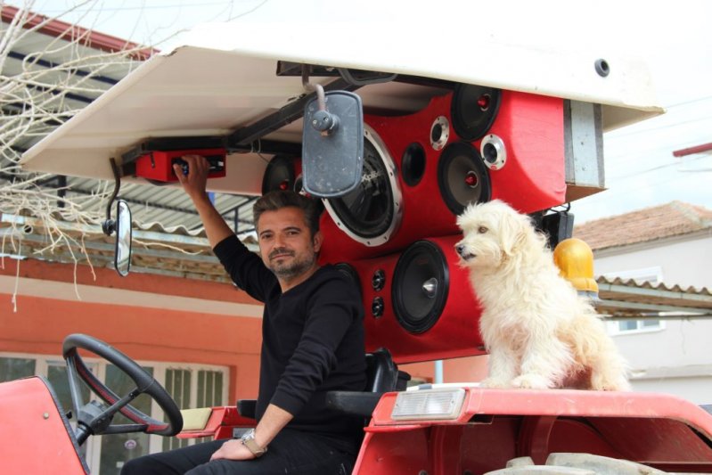 Большинство горожан не против диско-трактора, поскольку Мурат включает в основном популярные турецкие песни. Теперь фермер рассматривает возможность аренды своего трактора для свадеб и других торжеств.