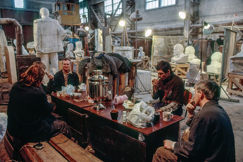 Перерыв на чай в цеху по производству бюстов и статуй Владимира Ленина 