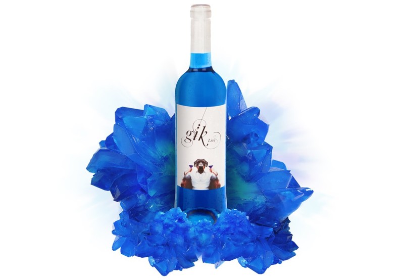 1. Винодельческая компания Gik из Испании представила вино синего цвета. Стоимость бутылки составляет 10 евро