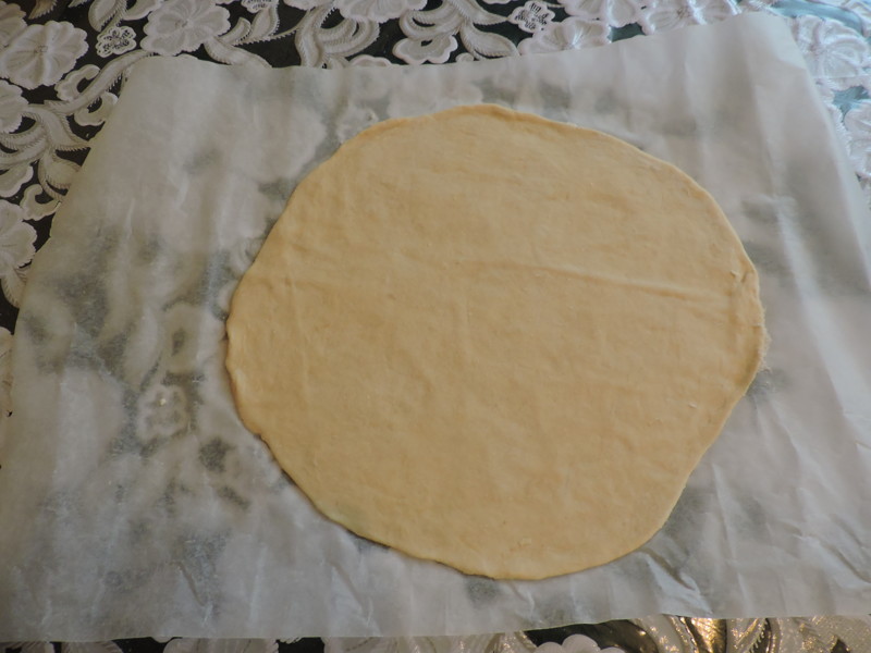 Через 30 минут достать тесто, раскатать на бумаги для запекания ( для удобства)