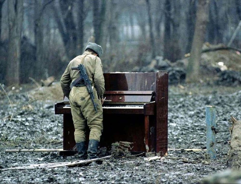 5. Солдат играет на пианино 