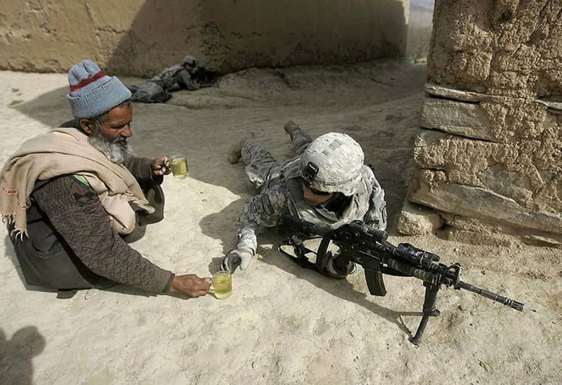 13. Афганец принес чай американскому солдату 
