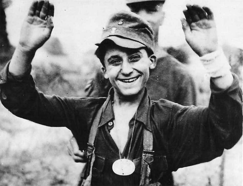 4. Улыбающийся немецкий солдат во время задержания в Кане