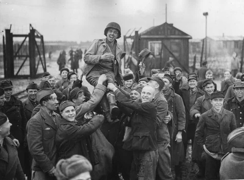 14. Советские военнопленные чествуют американского освободителя 