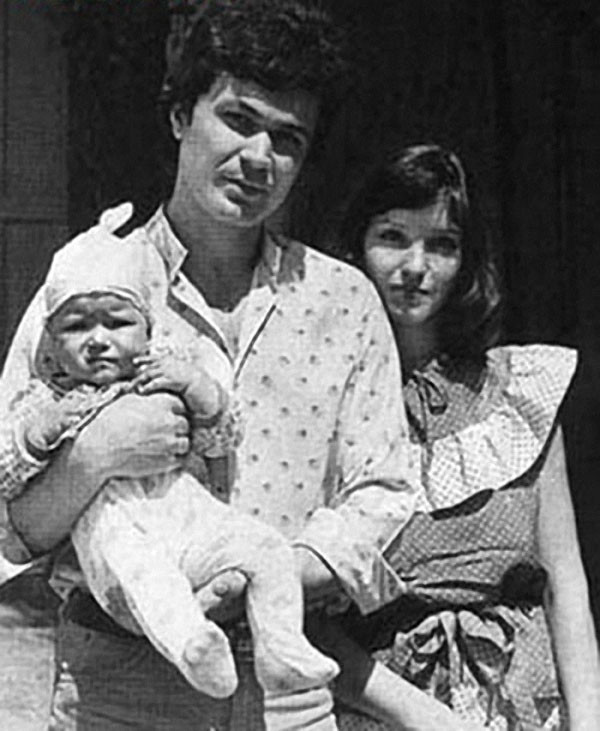 Анна Самохина с первым мужем и дочерью