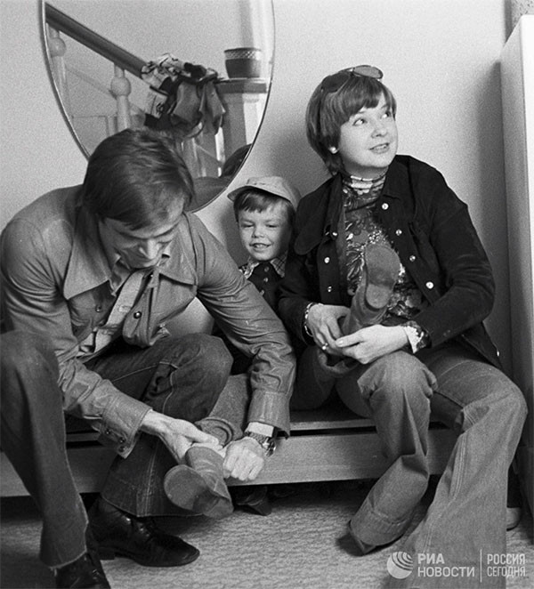 Георгий Тараторкин с женой Екатериной Марковой и сыном Филиппом. 1978 год. Фото Первенцева / РИА Новости
