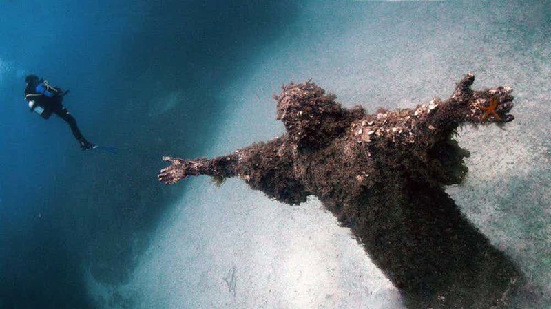 Подводная статуя