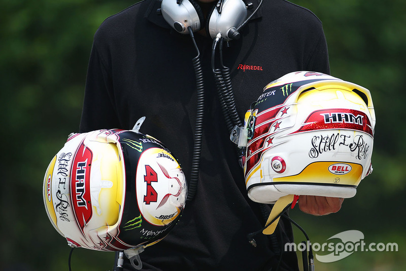 Менеджер по обслуживанию шлемов гонщиков Формулы-1