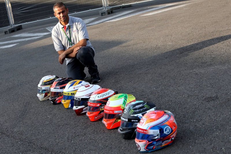 Менеджер по обслуживанию шлемов гонщиков Формулы-1