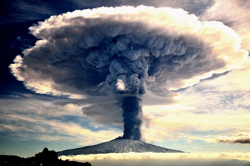 Впечатляющее извержение вулкана Этна, Чезаро, Италия