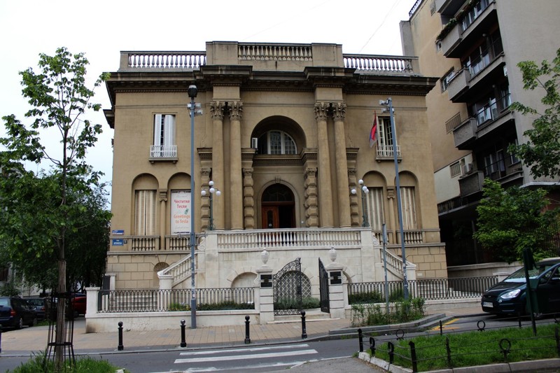 Музей находится недалеко от центра Белграда и в пешей доступности от вокзала. Найти его не составляет труда. Находится музей вот в таком небольшом здании.