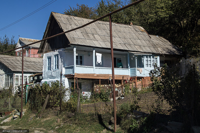 Дома отличаются от армянских. Больше похоже на украинские мазанки, разве что крыши не из сена..