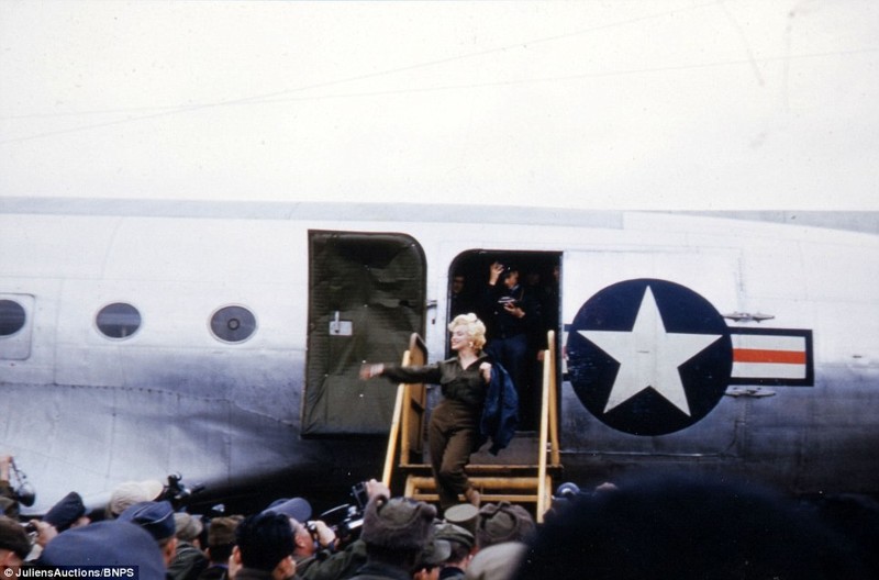 Мэрилин прилетела выступить перед солдатами в Корее, февраль 1954 года