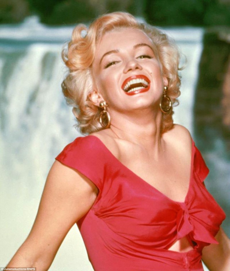 Рекламная фотосессия блондинки для фильма "Ниагара", 1952 год 