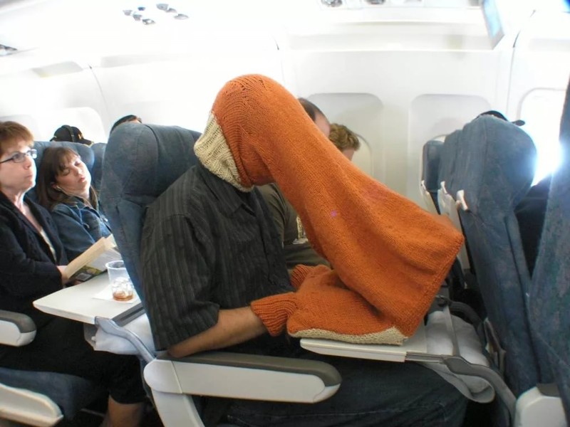 В полете вас могут окружать странные пассажиры